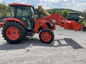 Tracteur utilitaire Kubota M-Series M7060D d'occasion de haute qualité, 4 roues motrices, moteur puissant, tracteur agricole pour l'agriculture et l'aménagement paysager - Product Image 2