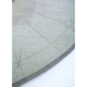 พรมขนสัตว์ถักมือ Brahmaand Ivory รุ่น AKWL-7129 (Cs-01) ลายกราฟิกขนาดใหญ่ สำหรับตกแต่งห้องนั่งเล่นและทางเดิน - Product Image 4