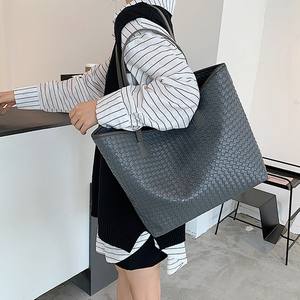 Sac fourre-tout tissé élégant et spacieux pour femme, avec poignées confortables pour le travail, les voyages et le shopping. - Product Image 3