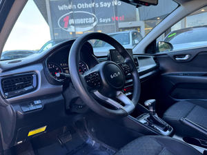 Nettoyer et utilisé 2023 Kia Rio5 S Wagon FWD avec roues en acier Sièges en cuir Système de navigation Sièges chauffants Toit ouvrant à démarrage à distance - Product Image 4