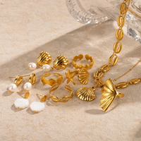 Vente en gros de bijoux en acier inoxydable plaqué or 18 ct style IG inspirés des étoiles de mer et des coquillages bagues en imitation de perles boucles d'oreilles chaînes