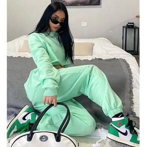 Ensemble de sport 2 pièces personnalisé pour femme, haute qualité, logo et couleur personnalisés, respirant, 100 % polyester, pantalon de jogging et crop top taille haute - Product Image 1