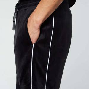 "Pantalones cortos de terciopelo Premium para hombre: a la moda, suaves y perfectos para atuendos casuales y comodidad diaria" - Product Image 4