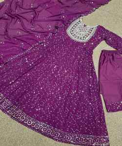 Elegante Vestido de Fiesta de Chifón, Seda y Algodón con Opulentos Detalles de Perlas y un Estiloso Conjunto de Kurti y Pantalón Banarasi con Estampado Floral - Product Image 6