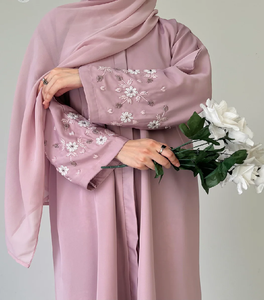 Abaya gris texturizada con delicado bordado floral blanco en las mangas anchas. Disponible a precios de mayoreo. - Product Image 6