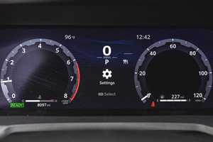 Camioneta Doble Cabina 2024 con Tracción en las Cuatro Ruedas, Caja de Cambios Automática, Volante a la Izquierda, Bajo Kilometraje, Interior Oscuro, Híbrida de Gasolina - Product Image 5