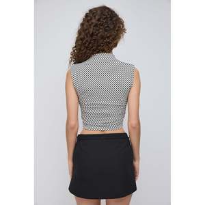 Blusa Corta con Detalles Fruncidos Laterales - Product Image 6