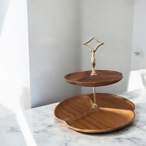 Elegante Soporte de Madera de Dos Niveles con Asa de Metal Dorado, Ideal para Postres, Frutas y Decoración de Mesa Premium - Product Image 1
