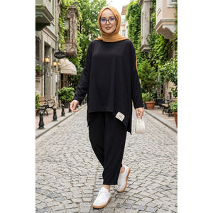 Conjunto de Traje Casual de Verano para Mujer con Detalle de Emblema en Color Negro - Product Image 1