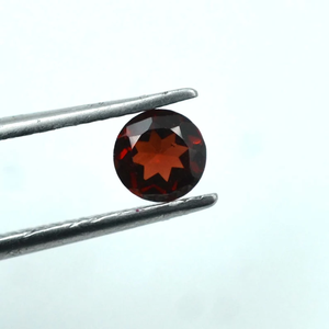 พลอยโกเมนสีแดงประกายตัดตามธรรมชาติ9x9มม. - Product Image 1