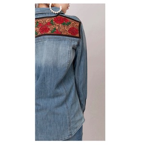 Hot Bán Tùy Chỉnh Kích Thước Flannel Denim Áo Sơ Mi Với Dệt Cổ Điển Hoa Đỏ Hoa Hồng Ớt Dụng Cụ Da Trở Lại Vá Odm Cung Cấp - Product Image 3
