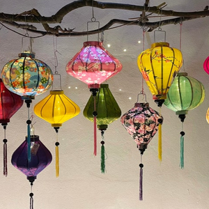 Linterna colgante en forma de diamante Hoi An, linterna de seda de bambú hecha a mano de Vietnam para restaurante, hogar y estilo de eventos - Product Image 1