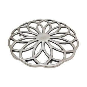 แผ่นรองจานโลหะรูปหัวใจสีเงินขาตั้งสามขาสำหรับตั้งเค้กหม้อให้ความร้อนดีไซน์คลาสสิก - Product Image 6