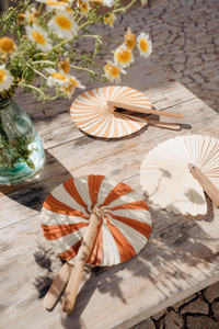 Éventail en feuilles de palmier naturelles, fait à la main, pliable, pour les cadeaux de mariage, la décoration d'événements, logo Vietnam sur demande du client - Product Image 4