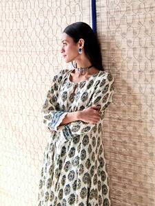 Ensemble trois pièces Kavya Designer Anarkali : Robe, pantalon et dupatta en pur coton cambric imprimé numérique avec doublure intérieure - Product Image 4