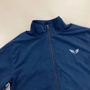 เสื้อแจ็คเก็ตน้ำหนักเบาผ้าไนลอนสำหรับผู้ชาย ผลิตโดยโรงงาน OEM รับผลิตตามแบบ พร้อมโลโก้ปักสะท้อนแสง 3M ชุดกันลม-ชุดวอร์มผู้ชาย - Product Image 3