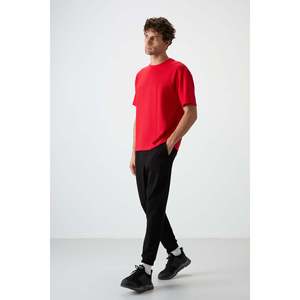 T-shirt basique pour homme, coupe ample, rouge, en tissu gaufré interlock texturé, 100% coton, style 88380 - Product Image 4