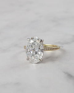 Anillo de compromiso de moissanita de 3,50 quilates de inspiración vintage con halo oculto solitario de corte ovalado alargado y banda de canal - Product Image 5