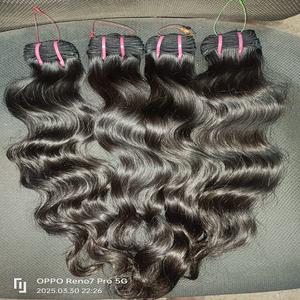 Vente en gros d'extensions de cheveux humains indiens vierges Remy bouclés et ondulés naturels pré-collé Machine Double trame toutes les couleurs Chennai Inde - Product Image 3