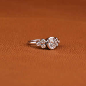 Anillo de compromiso de diamante de laboratorio de corte redondo de tres piedras personalizado 18 quilates chapado en oro sólido lujoso regalo de aniversario certificado IGI - Product Image 6