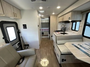 Autocaravana Eastwind 3250DSLE 2023, Camioneta RV Convertible para Acampar y Viajar - Product Image 4