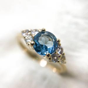 Bague de fiançailles 8mm coupe ronde Aqua Blue CZ en or jaune avec pierres latérales bijoux de promesse classique en gros personnalisé - Product Image 1