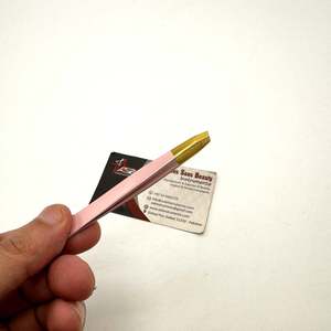 Pince à épiler à pointe inclinée en or rose Outil de mise en forme des sourcils avec impression de logo personnalisé Service de vente en gros OEM - Product Image 1