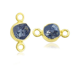 Conector de zafiro crudo hecho a mano: conector de pinza de doble fianza, abalorio de conector de piedra natal, joyería pequeña chapada en oro - Product Image 1