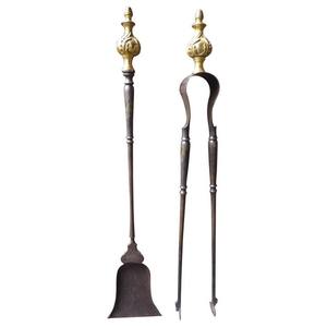 Les outils de cheminée rustiques en laiton au charme du vieux monde et fabriqués à la main sont parfaits pour les salons de cottage ou les maisons vintage - Product Image 1