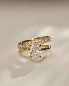 Ensemble de deux bagues courbées avec diamant ovale de laboratoire de qualité supérieure, or massif 14 carats, bijoux élégants unisexes pour cadeau - Product Image 1