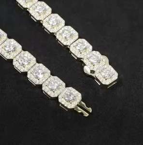 Cadena cubana para hombre con diamante de moissanita VVS1 y colgantes y dijes de oro blanco de 14 quilates de Plata de Ley 925 - Product Image 2