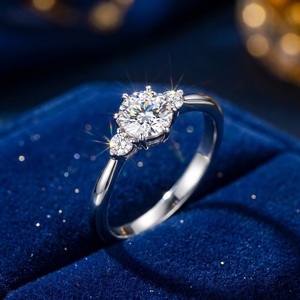 Anillo de Compromiso Moderno con Diamante Moissanita de Corte Brillante Redondo de 0.50 Quilates, VVS1, Plata 925, Anillo de Boda de Tres Piedras para Mujer - Product Image 3