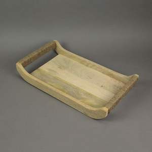 BANDEJA DE SERVICIO DE MADERA DE DISEÑO ÚNICO Acabado natural Tamaño estándar para el hogar y la boda Bandeja para servir alimentos hecha a mano - Product Image 1