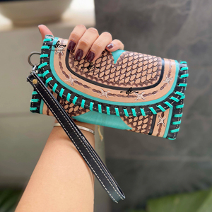 Funda de teléfono de embrague tallada a mano occidental con diseño único de color turquesa elegante billetera de cuero multiusos - Product Image 1