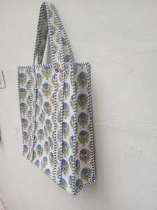 Sac fourre-tout d'hiver matelassé imprimé à la main en Inde, motif floral multicolore, deux bretelles, doublure, vente en gros - Product Image 4