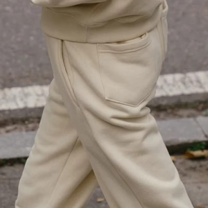 ชุดเซ็ตสองชิ้นลำลองสำหรับผู้หญิง ผ้าโพลีเอสเตอร์ผสมสแปนเด็กซ์ ปักลายเรียบง่าย เสื้อฮู้ดแขนยาว กางเกงจ็อกเกอร์ ระบายอากาศได้ดี - Product Image 4