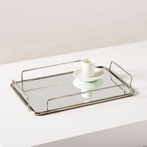 Bandeja de servicio de vidrio y metal de diseño moderno con acabado de espejo perfecto para un elegante plato de comedor en casa - Product Image 1