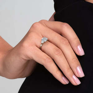 Anillo de compromiso de tres piedras con moissanita de corte de cojín Categoría de producto elegante y duradero - Product Image 2