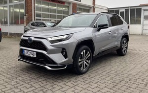 Toyota RAV4 2.5L Híbrido Enchufable 4x4 Estilo 2024 – SUV Eléctrico Eficiente con Tracción Total - Product Image 5