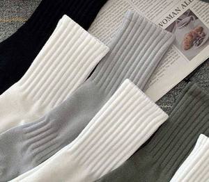 Chaussettes athlétiques pour hommes Chaussettes en polyester absorbant la sueur Couleur unie Antidérapant Caractéristiques antibactériennes Chaussettes - Product Image 4