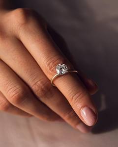 Anillo de compromiso solitario clásico corte redondo diamante cultivado en laboratorio anillo de moissanita chapado en oro de 18K joyería fina al por mayor personalizada - Product Image 4