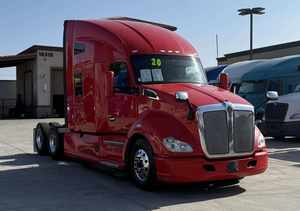 Camion semi-remorque d'occasion T680 2020 avec cabine couchette - Toit surélevé, 450 CV, automatique, PRÊT À L'EXPORTATION MONDIALE - Product Image 4