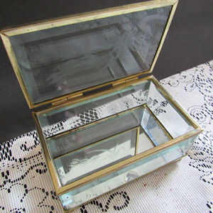 Las cajas de anillos de joyería de cristal pintadas a mano más bonitas con acabado dorado, Perfectas para almacenar anillos, collares y accesorios finos - Product Image 1