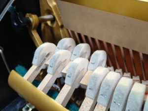 Piano droit d'occasion Yamaha U1H, entretenu et accordé avec expertise, qualité garantie. Piano d'occasion de qualité, choix idéal. 1731236 - Product Image 2