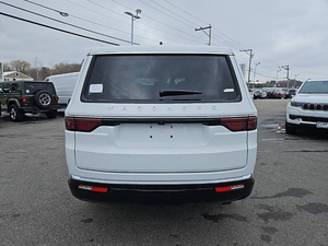 Jeep Wagoneer 2024, SUV 4x4, Vehículo Eléctrico con Autonomía de 501-600 km, Batería de 90-110 kWh, Motor de 100-150 kW, Origen Estadounidense - Product Image 3