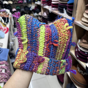 Lindo Gorro de Punto con Borlas de Colores Contrastantes, Cálido y Dulce para Otoño e Invierno, Gorro Tejido a Mano, Gorro para el Frío - Product Image 1