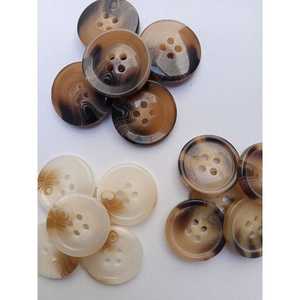 Botones de hueso de cuerno natural de 4 agujeros de alta calidad al por mayor Botón de cuerno de búfalo real de la mejor calidad - Product Image 4