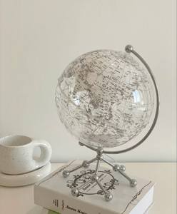 Design minimaliste de globe en fer à motif ajouré parfait pour les thèmes décoratifs propres et modernes - Product Image 3