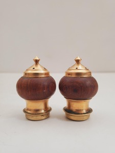 Juego de sal y pimienta de latón dorado Con líneas clásicas y elegancia tradicional, ideal para regalos de boda o juegos de vajilla formales - Product Image 4