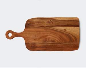 Tabla de cortar de madera ideal para regalar a cocineros caseros que aprecian los utensilios de cocina naturales y funcionales. - Product Image 2